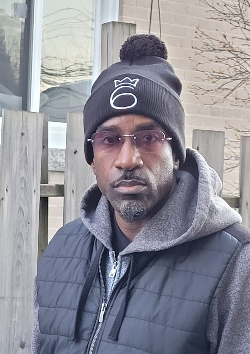 Classic Six Pom-Pom - White on Black